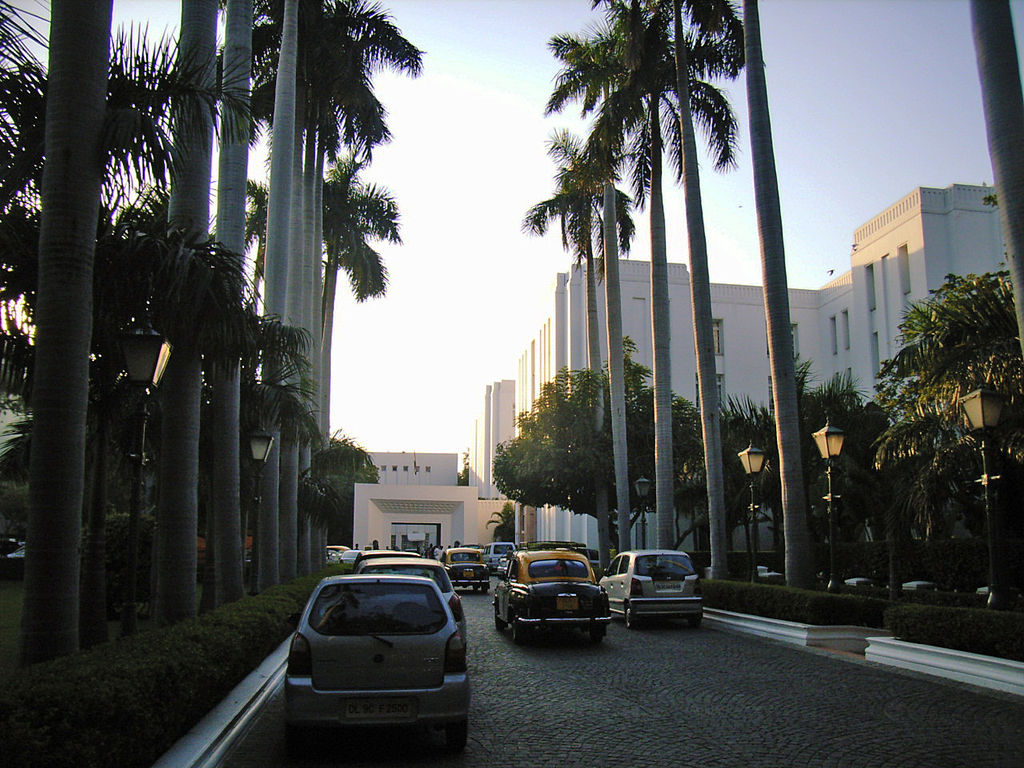 31 1024px-Palm_trees_lining_the_entrance_of_Imperial_Hotel,_New_Delhi.jpg
