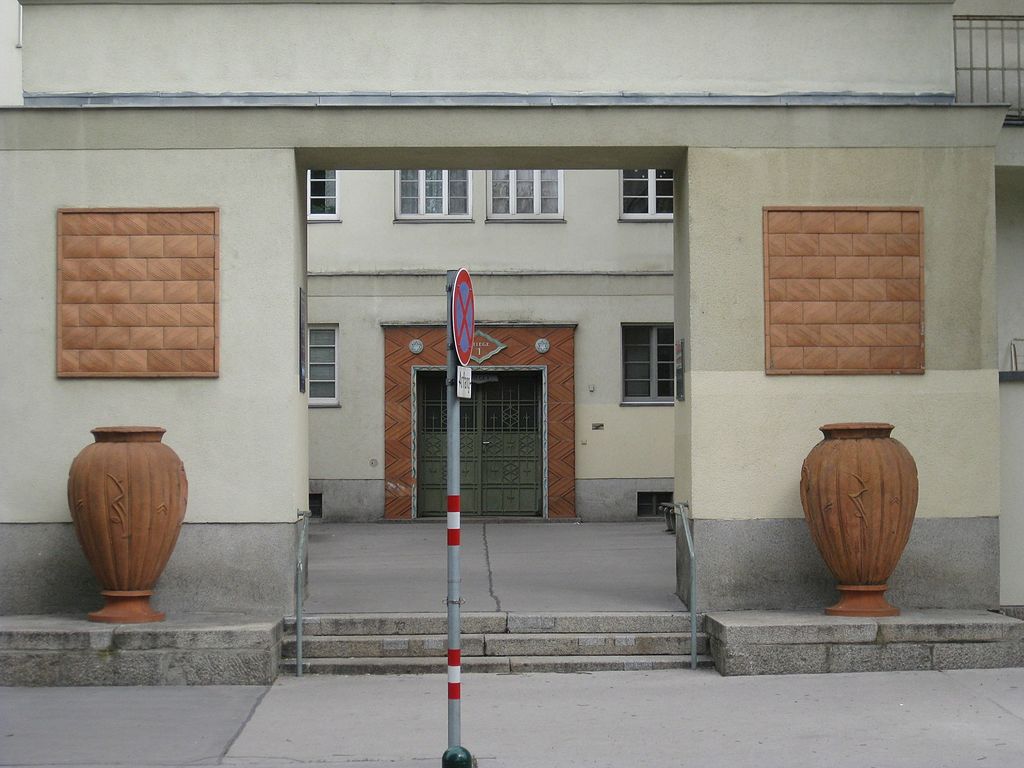 31 1210_Karl_Seitz-Platz_-_Karl_Seitz-Hof_-_antik_anmutende_Vasen_IMG_1438.jpg