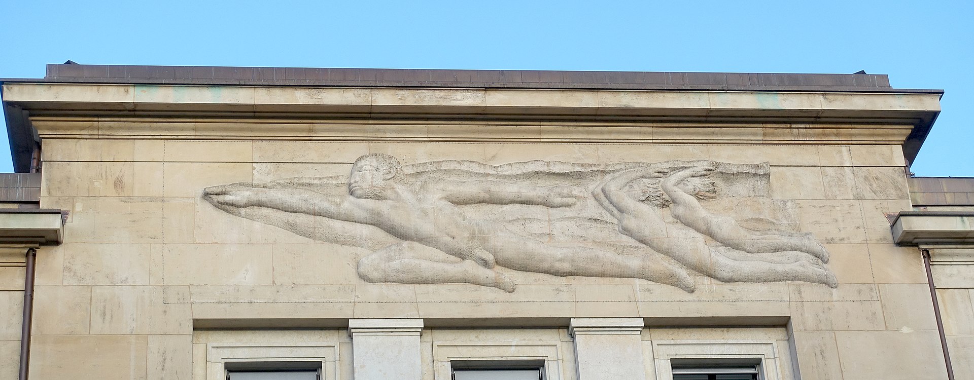 31 1920px-Relief-FaçadeGareCornavin-Genève-centre-2.jpg