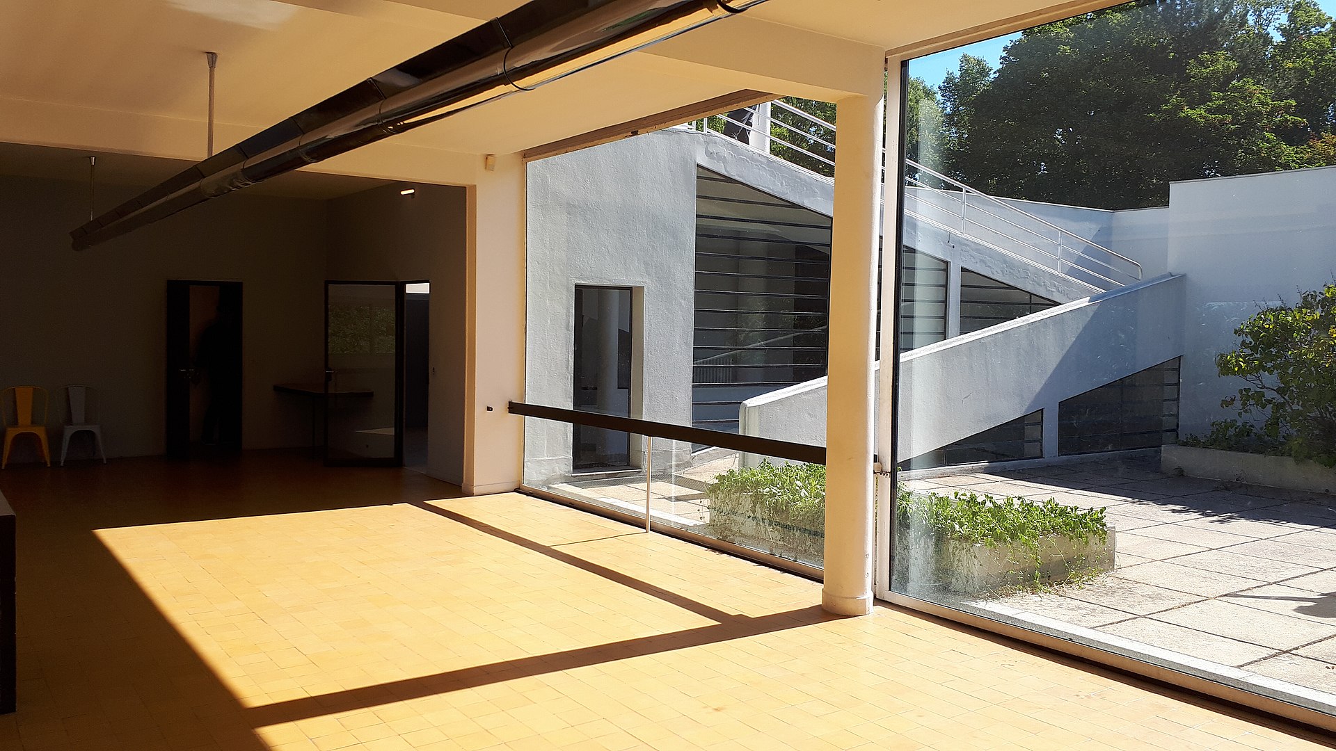 31 1920px-Villa_savoye-terasse-from-livingroom.jpg