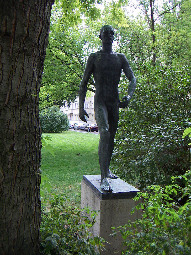 31 800px-2008.07.08.Schreitender.Plastik.WilhelmFrass.Karl-Seitz-HofA.jpg