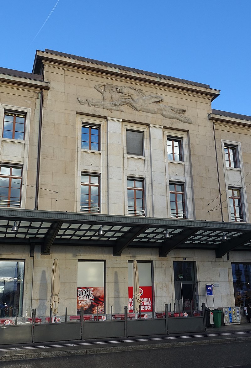 31 800px-Relief-FaçadeGareCornavin-Genève-gauche-1.jpg