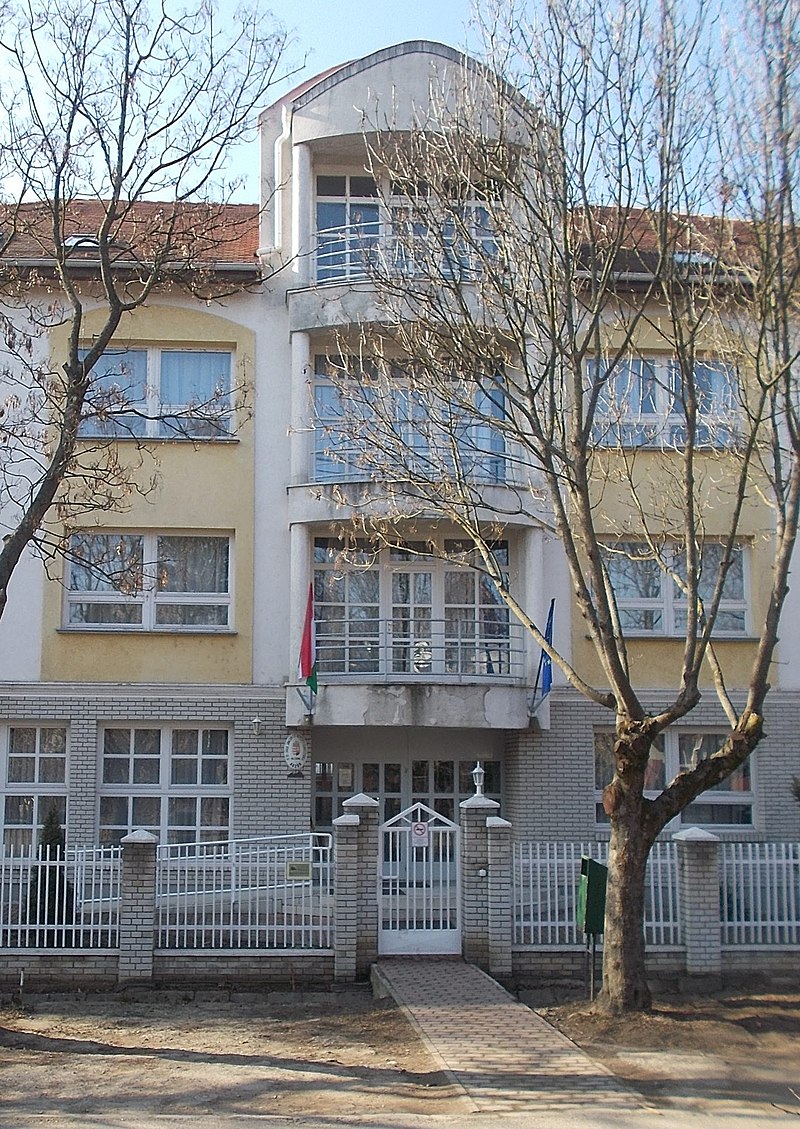 31Hajnóczy_utcai_kollégiumi_épület,_részlet,_2019_Aszód.jpg