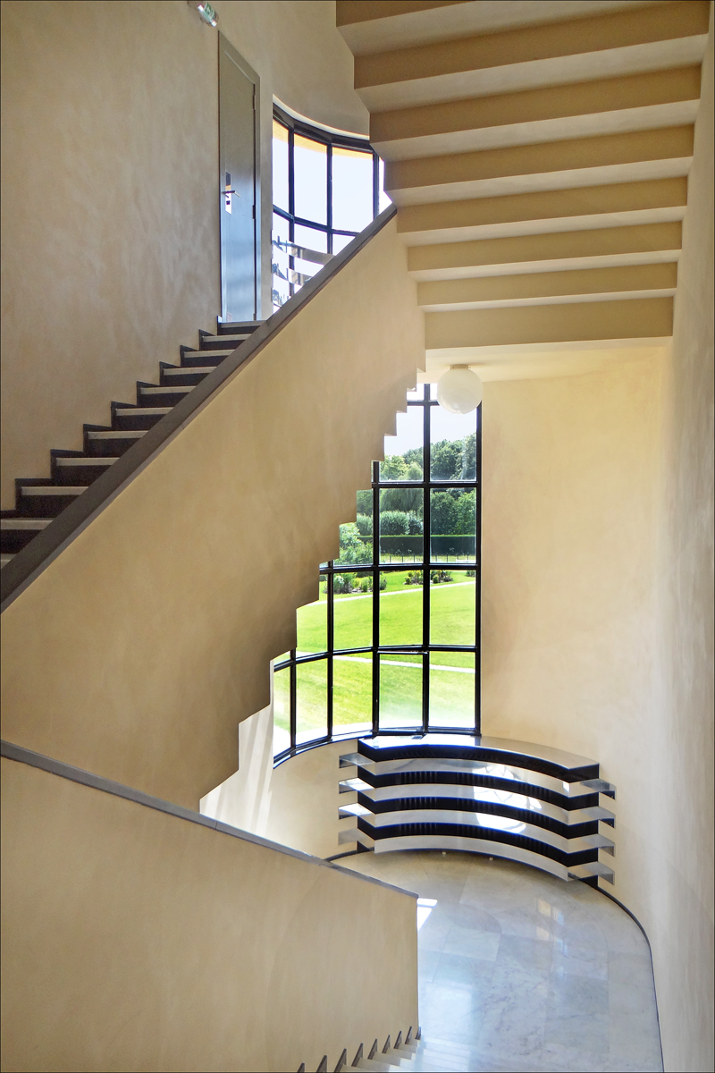 32 L'escalier_(Villa_Cavrois,_Croix)_(20624992172).jpg