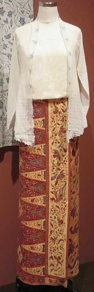 320px-Kain_&_Kebaya_Indonesia,_Honolulu_Museum_of_Art_10067.1,_14469.1.jpg