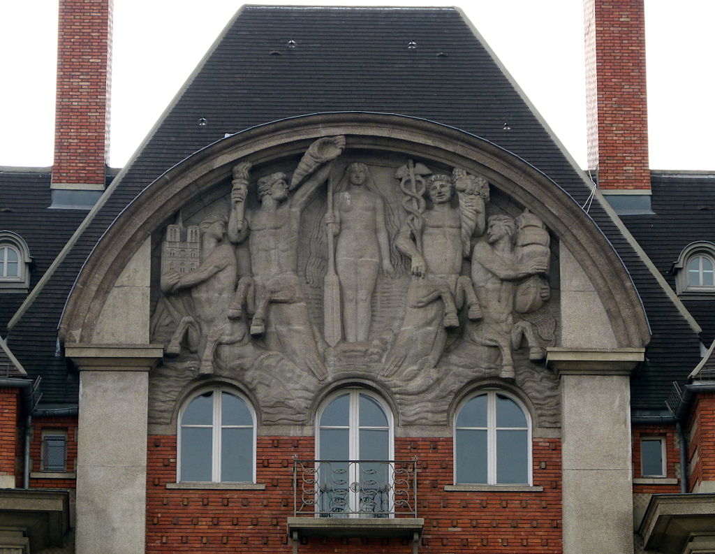 32Bâtiment_à_l'angle_du_Quai_Conti_et_de_la_rue_Dauphine_(détail).JPG