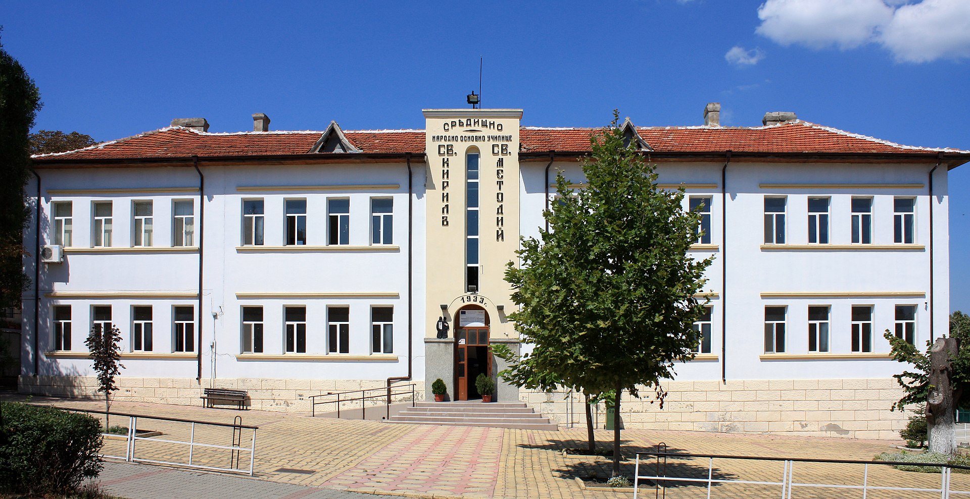 33 болгSchool_Kyrill_und_Method_Obzor.jpg