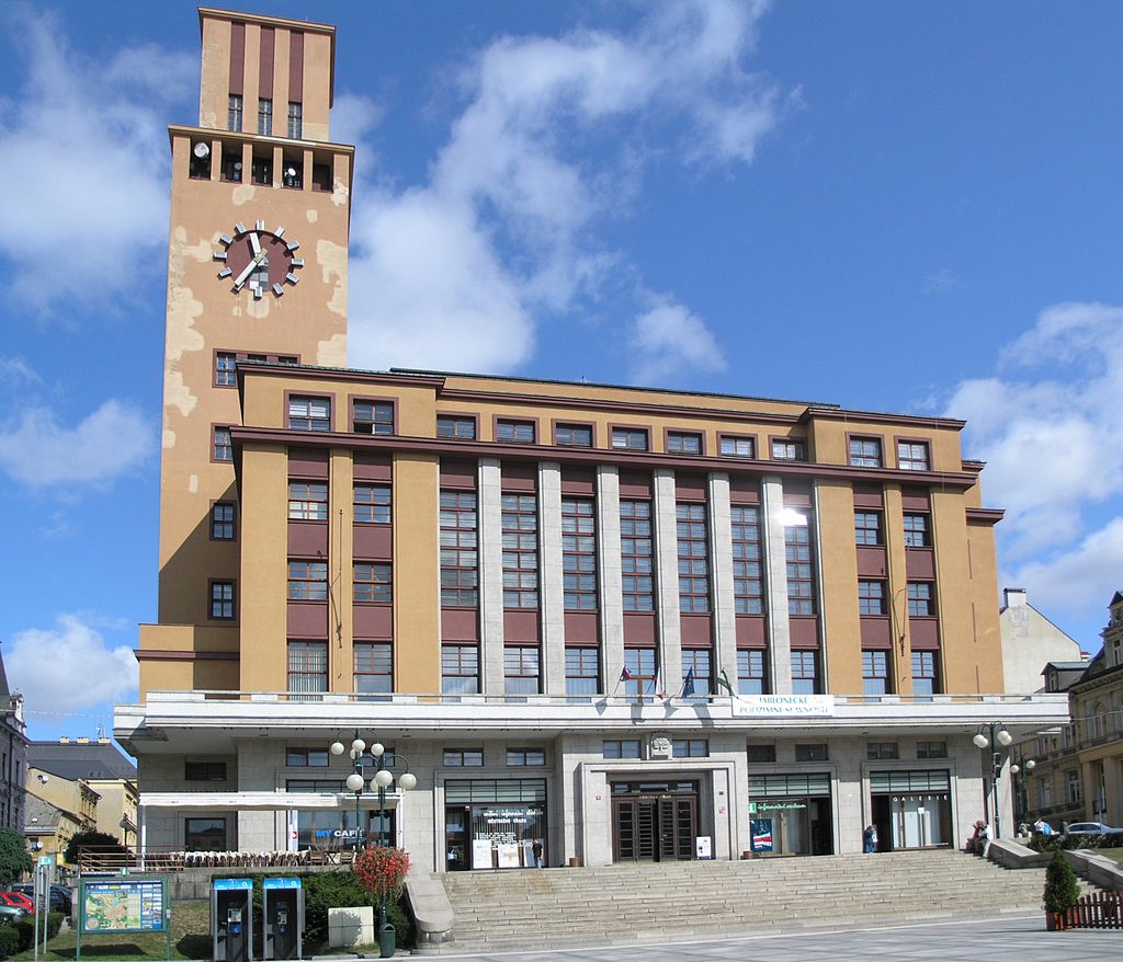 33 1024px-Jablonec_nad_Nisou_172_-_Nova_radnice_(Mirove_namesti).jpg