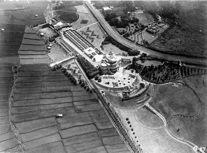 33COLLECTIE_TROPENMUSEUM_Luchtfoto_van_Villa_Isola_aan_de_Lembangweg_bij_Bandoeng_TMnr_10017601.jpg