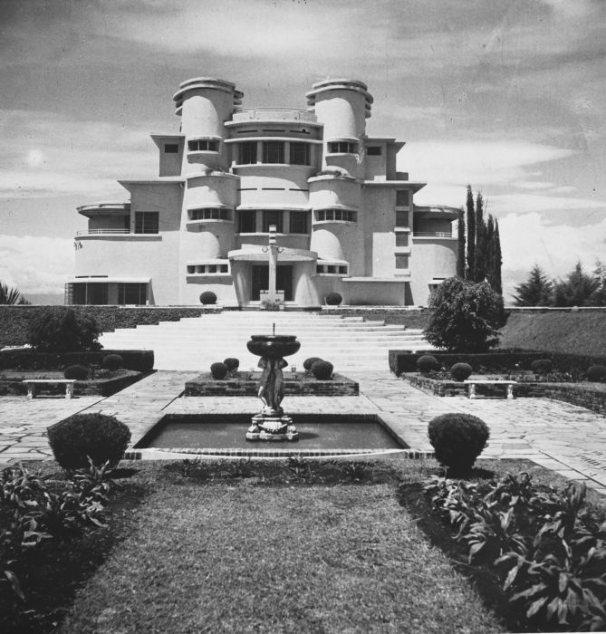 33COLLECTIE_TROPENMUSEUM_Villa_Isola_aan_de_Lembangweg_bij_Bandoeng_TMnr_60026637.jpg