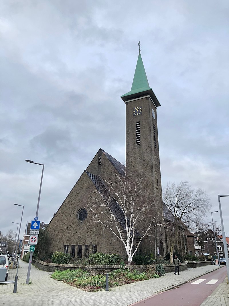 34 800px-Oranjekerk,_Rozenlaan_20,_Rotterdam_(50774647961).jpg