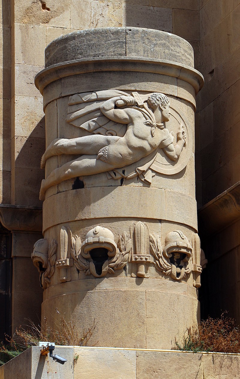 34 800px-Taranto,_palazzo_del_governo,_sul_lungomare,_03.jpg