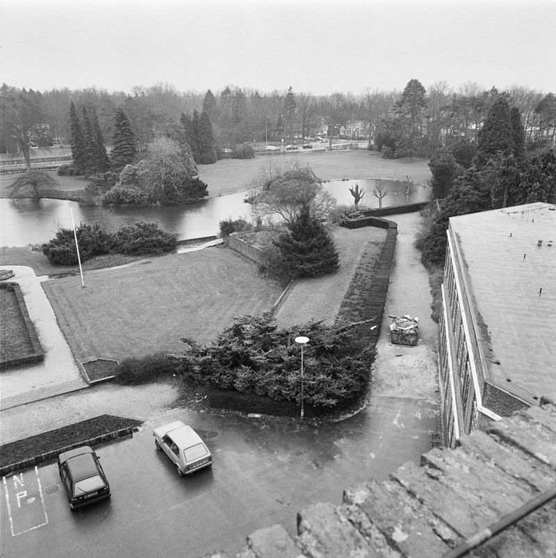 35 800px-Exterieur_OVERZICHT_TUINAANLEG_VOORZIJDE_-_Zuidlaren_-_20271184_-_RCE.jpg
