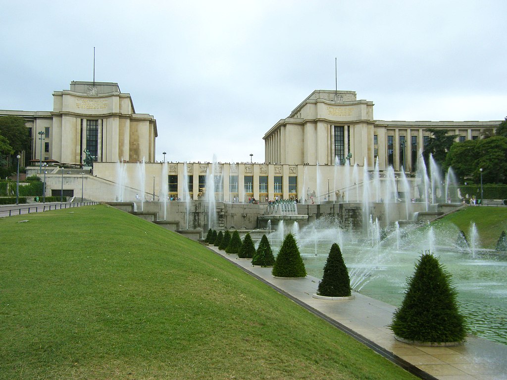 37 1024px-Paris_75016_Fontaines_du_Trocadéro_20090815.jpg