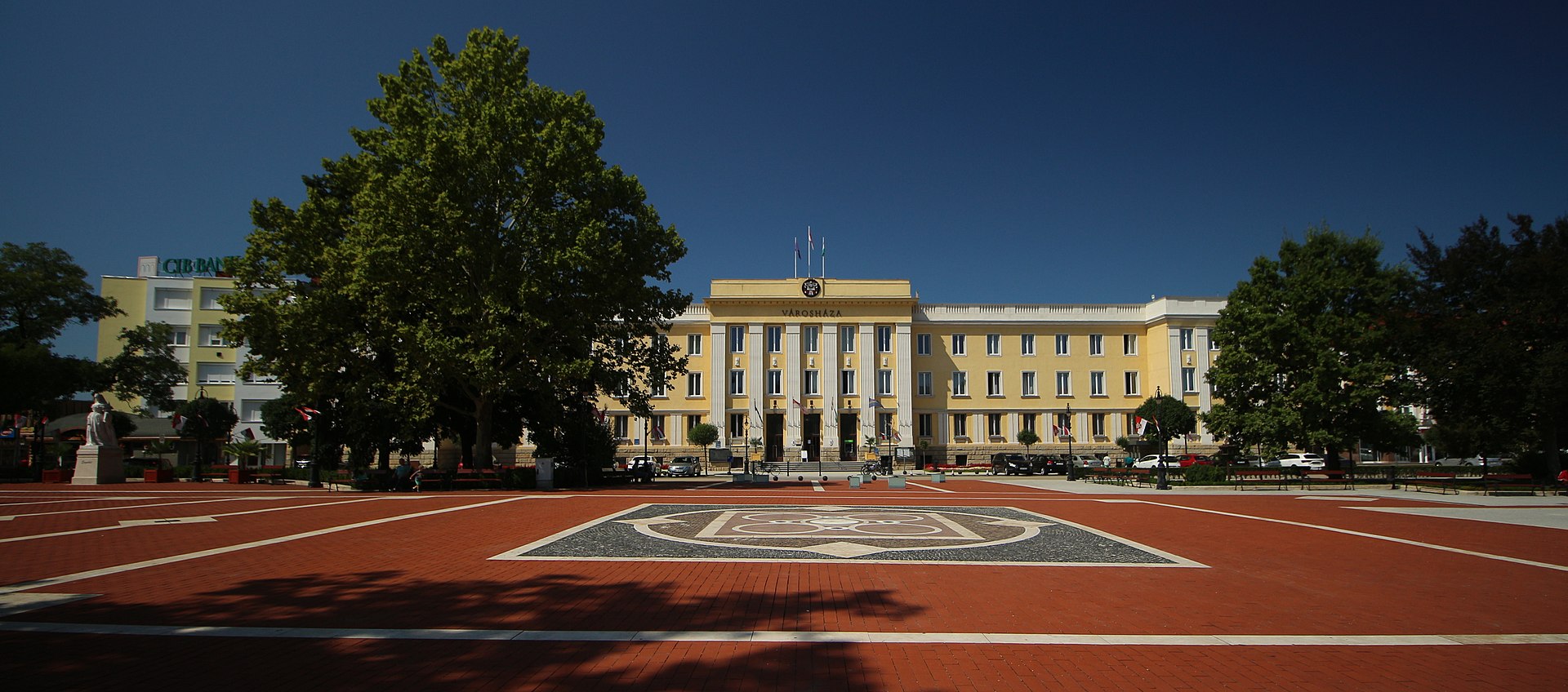 37 1920px-Nagykanizsa_náměstí_a_radnice_1.jpg