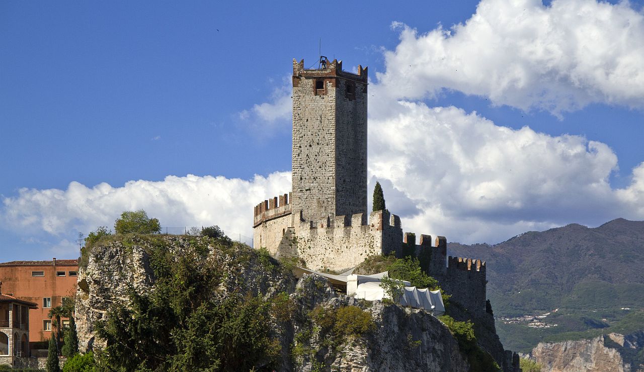 37018_Malcesine,_Province_of_Verona,_Italy_-_panoramio_(2).jpg