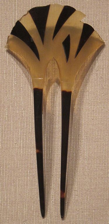 373px-Ornamental_Japanese_hair_pin,_tortoiseshell,_Edo_or_Taisho,_Honolulu_Museum_of_Art_I.JPG