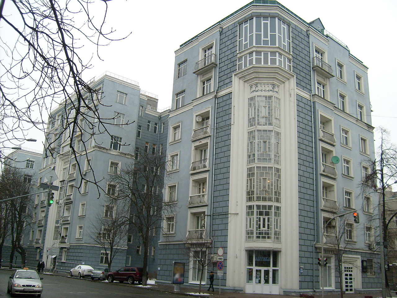 37Karakis_Kiev_bldgs._Jan_2011_-_13_-_15_Institutskaya_Str_(1936-1937).JPG