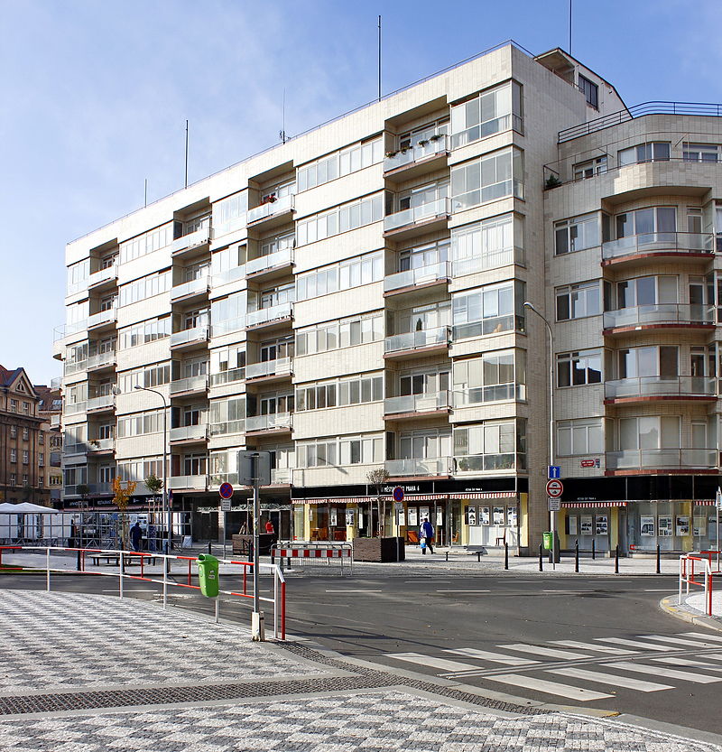 37Praha,_Bubeneč,_Skleněný_palác_2.JPG