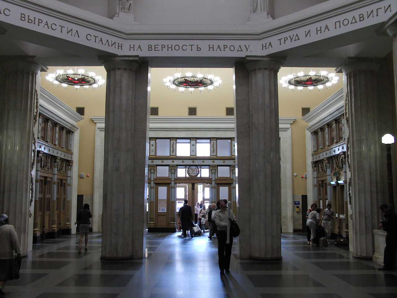 38 класVestibule_of_Kurskaya_stations_(Вестибюль_станций_Курская)_(5007558881).jpg