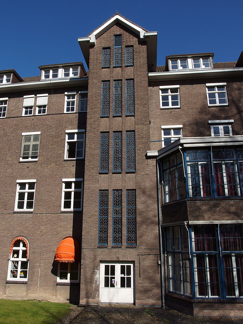 38 800px-20150312_Maastricht;_Jezuietenklooster_at_Tongersestraat_16.jpg