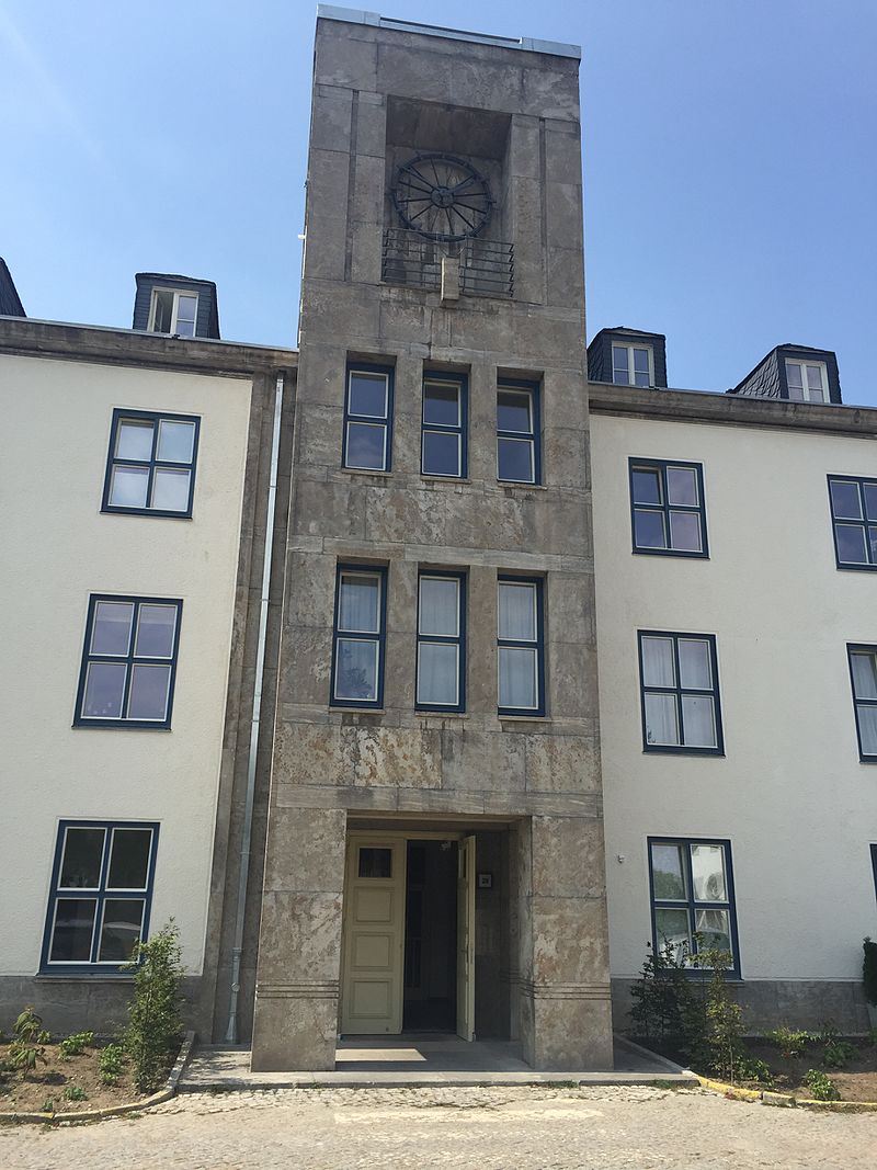 38 800px-Berlin-Dahlem_Ehem._US-Hauptquartier_012.jpg