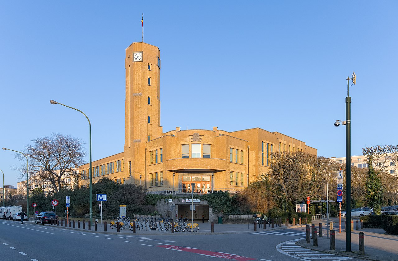 38 Town_hall_of_Woluwe-Saint-Lambert_during_golden_hour_(DSC_1854).jpg