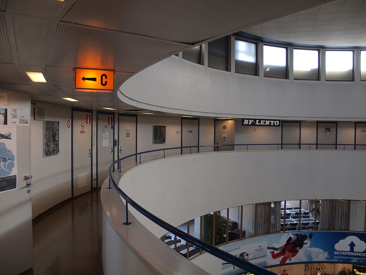 38Interior_of_Helsinki-Malmi_Airport_third_floor.jpg