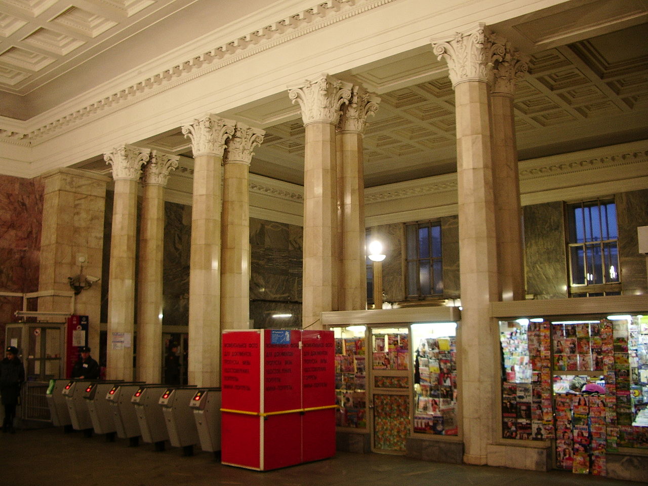 38x-Belorusskaya_metro_columns.JPG