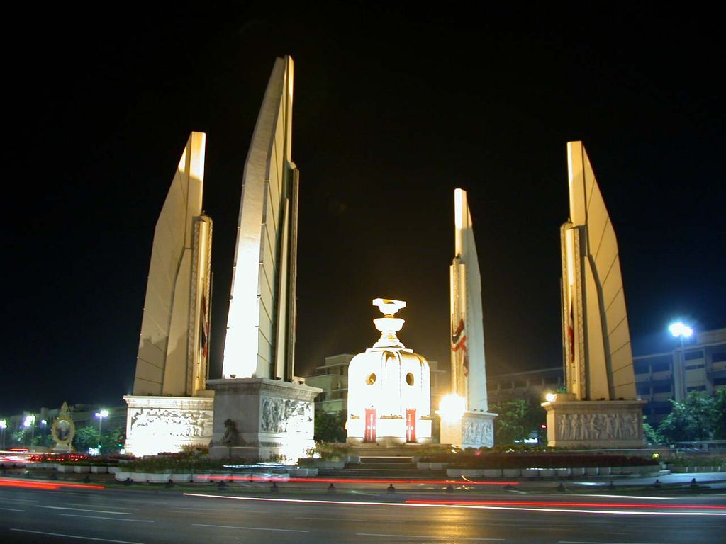 39 1024px-Democracy_Monument_Bangkok_001.jpg