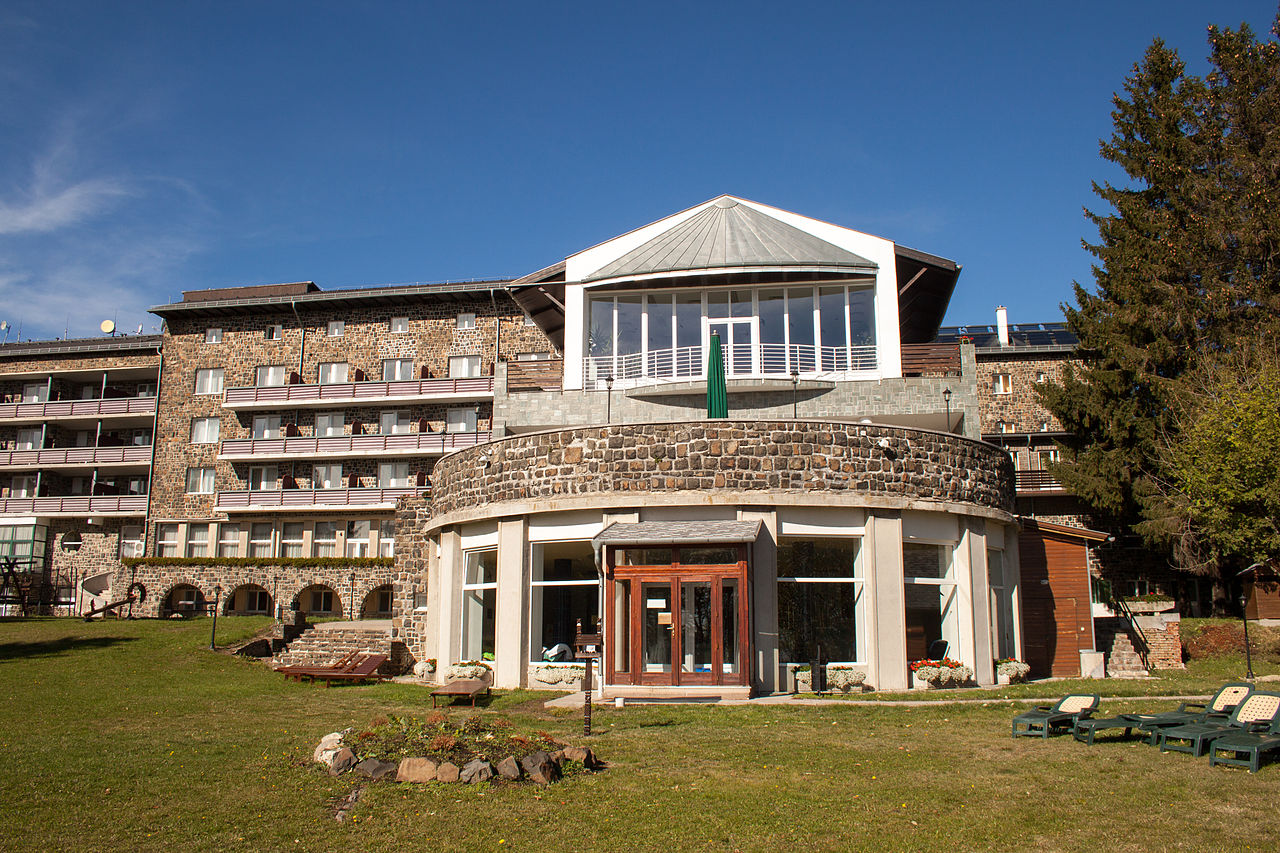 39 1280px-Grand_Hotel_Galya,_southern_facade-2.jpg