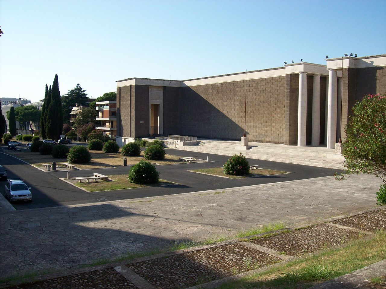 39-Roma_2011_08_22_Piazza_Giovanni_Agnelli.jpg