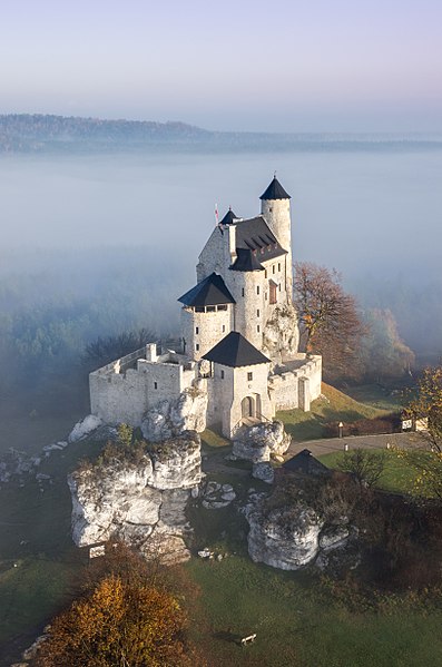 397px-Zamek_Bobolice_w_jesienny_poranek.jpg