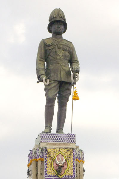 399px-Monument_of_Rama_VI_at_Lumphini_Park_2.jpg
