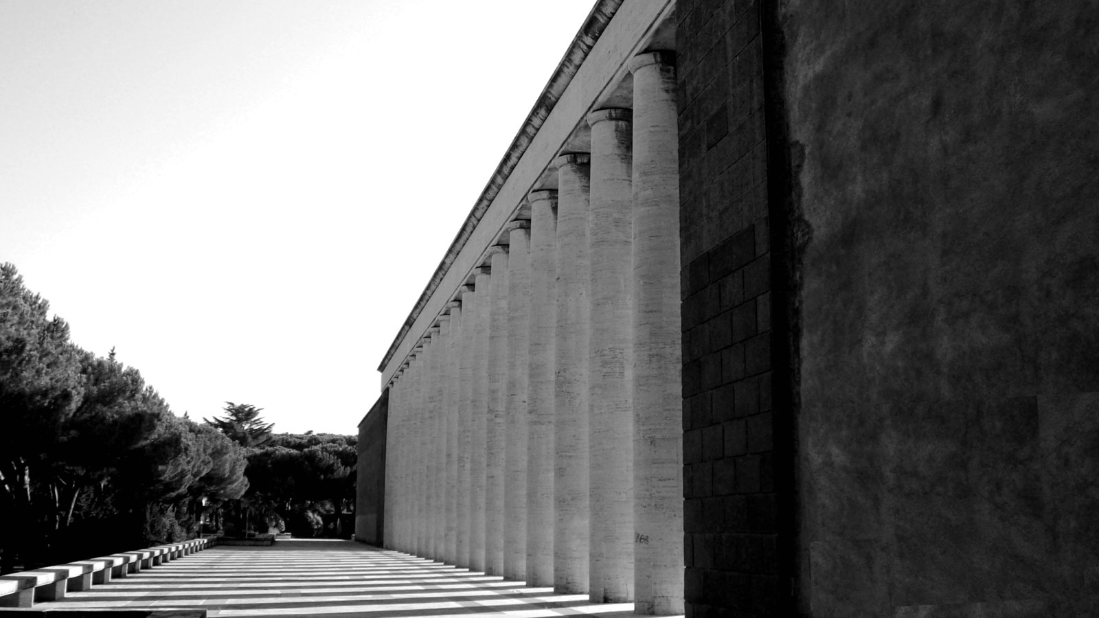 39Roma_2011_08_22_Museo_Civiltà_Romana_colonnato_esterno_BW.jpg