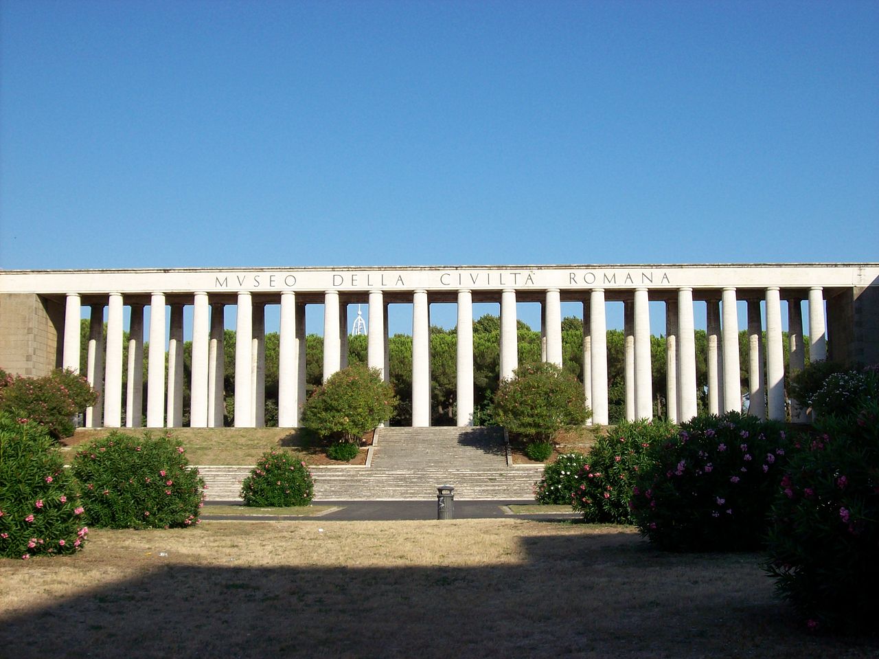 39Roma_2011_08_22_Museo_Civiltà_Romana_colonnato_fronte.jpg
