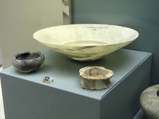 3rd_Dynasty_travertine_bowl_from_El-Reqaqna.jpg