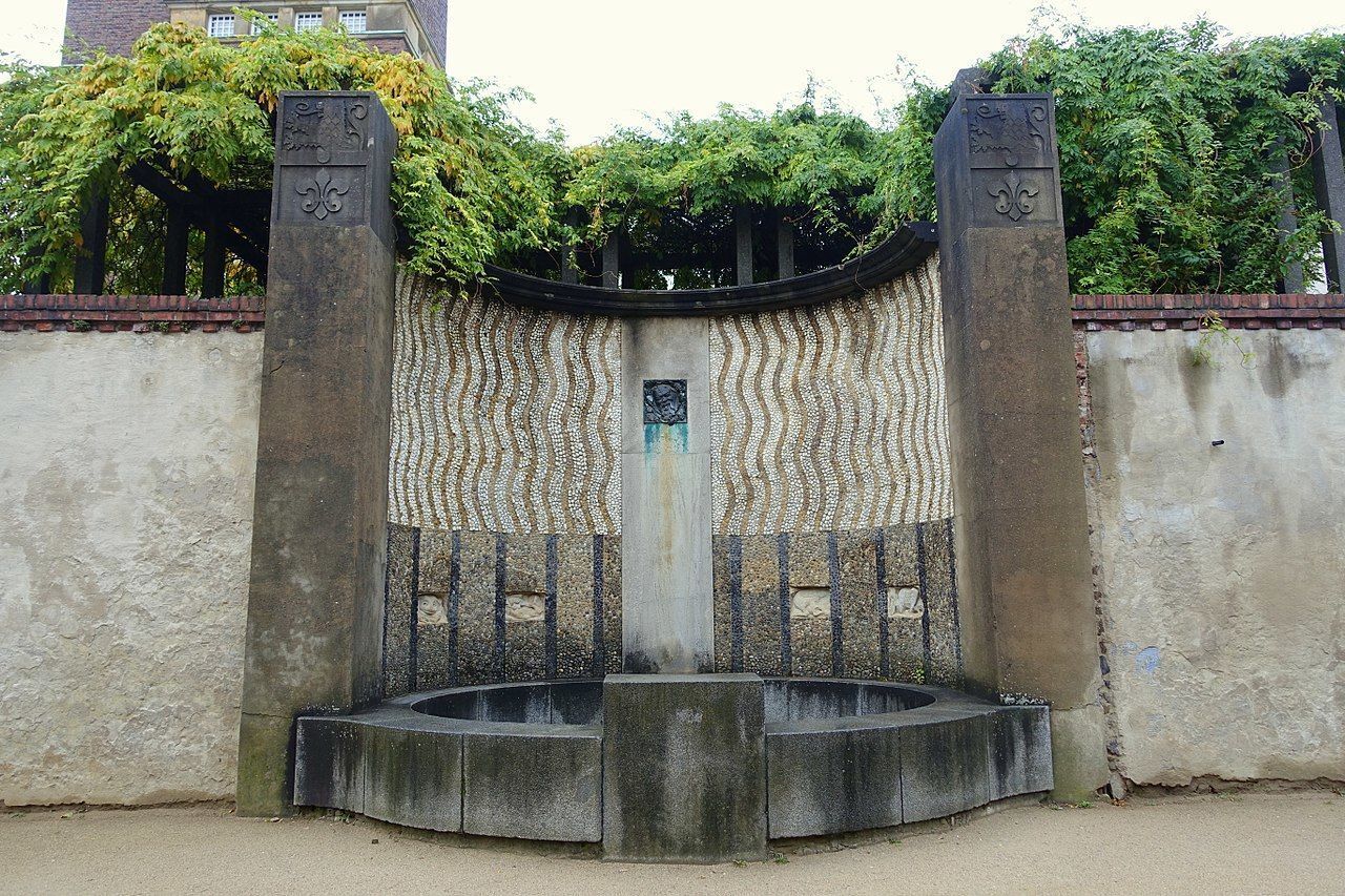 4 ольб1280px-Bacchusbrunnen_-_Mathildenhöhe_-_Darmstadt,_Germany_-_DSC01482.jpg