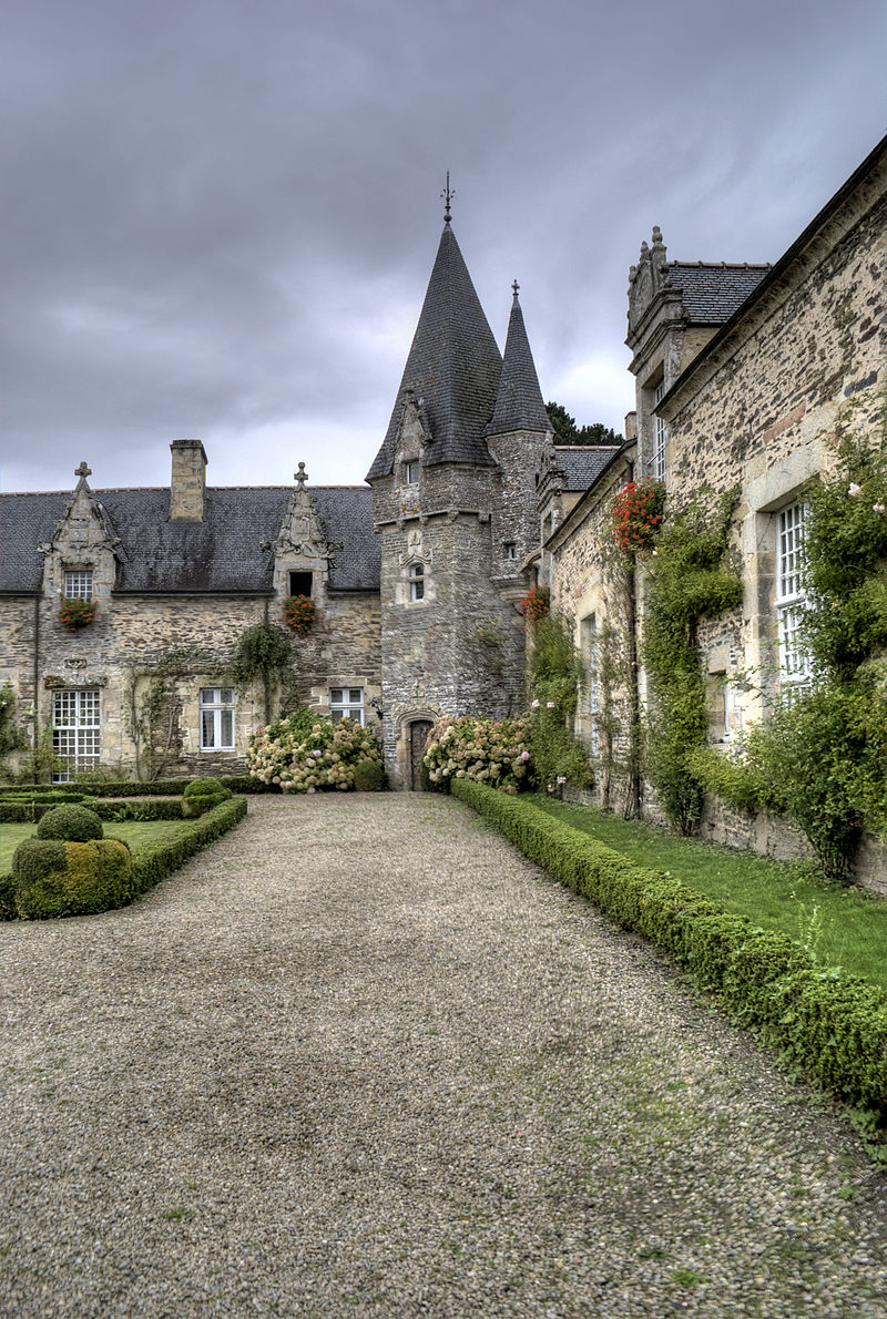 4-_Allée_du_château_de_Rochefort_en_Terre.jpg