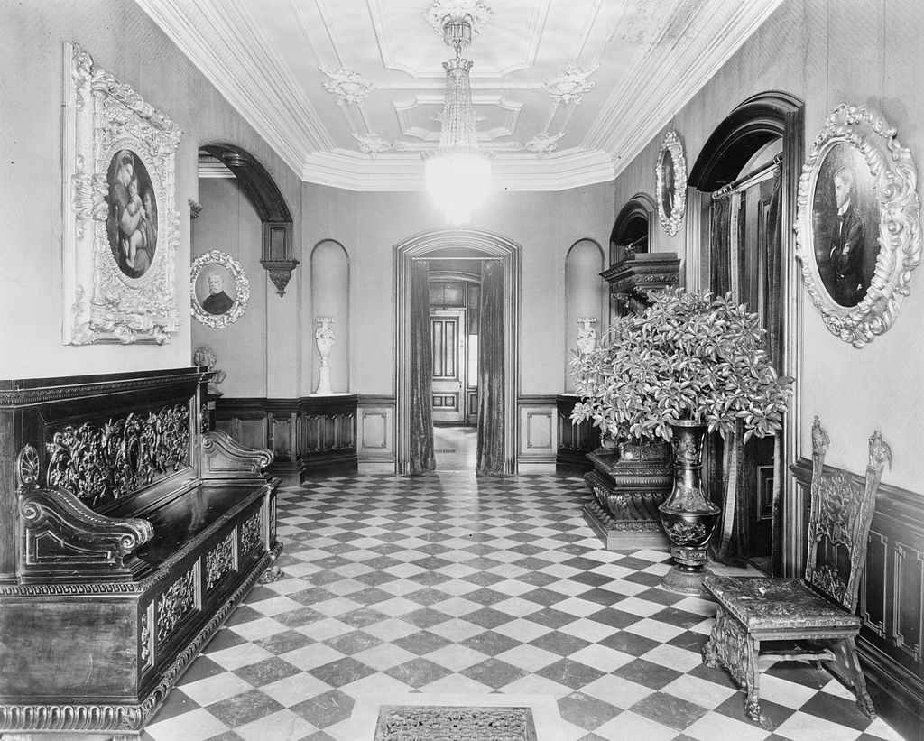 4._John_M._Davies_House,_Entrance_Hall,_Looking_East.jpg