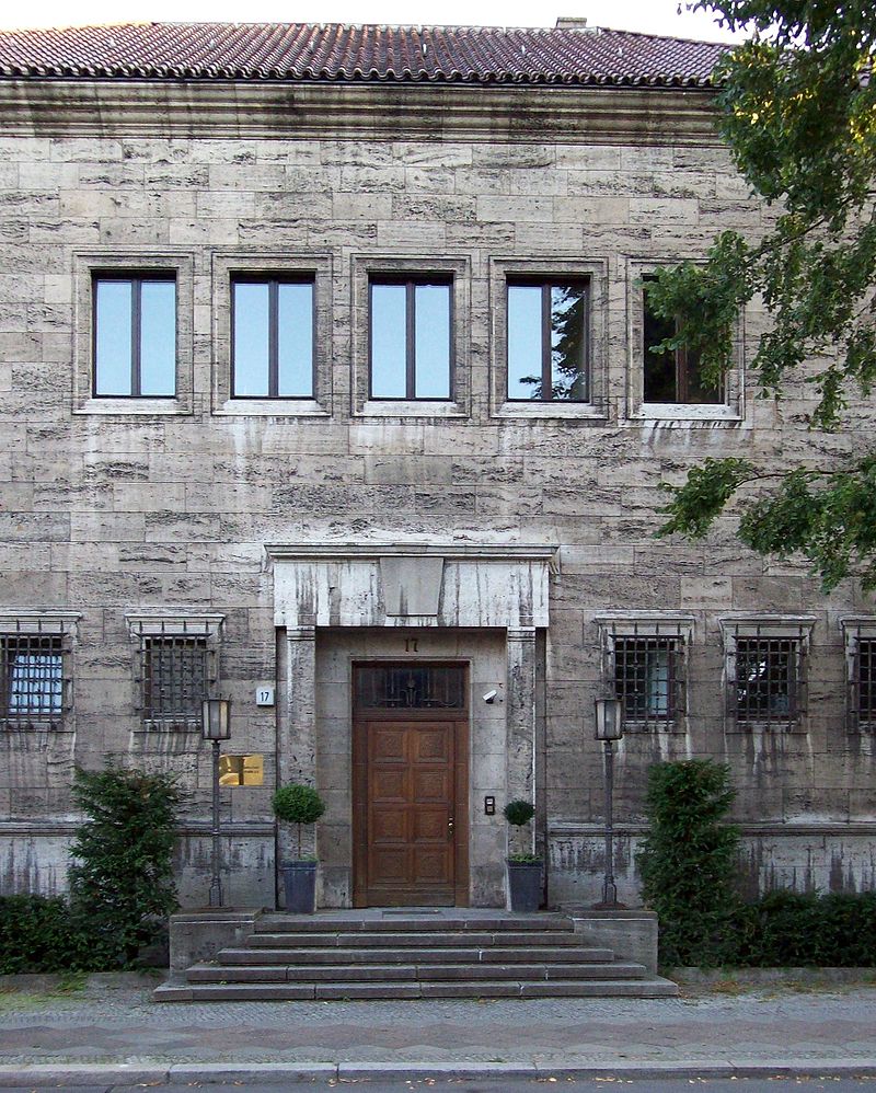 40 800px-Diplomatc_mision_of_Yugoslavia_Berlin_Entrance.jpg