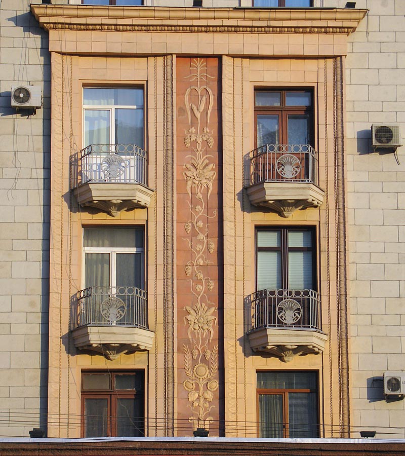 40 Moscow,_Tverskaya_6_windows.jpg