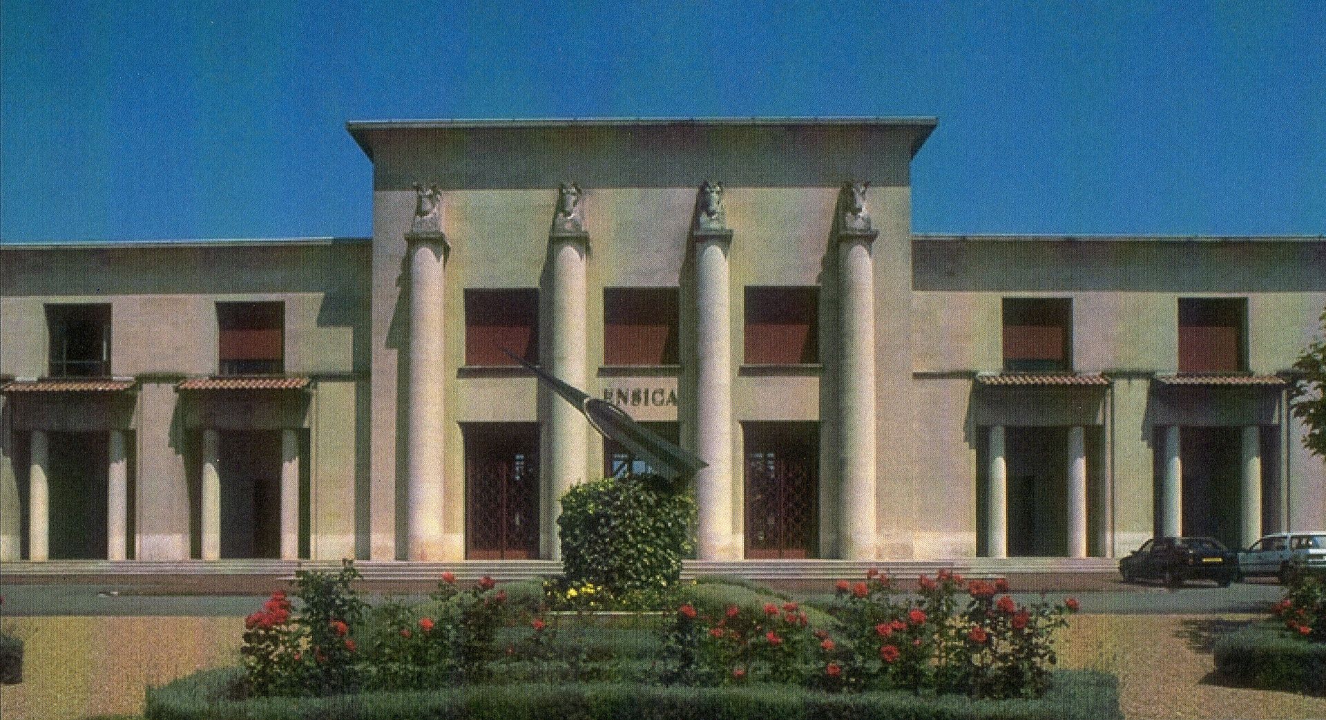 40Juncasse_facade_principale_loin.jpg