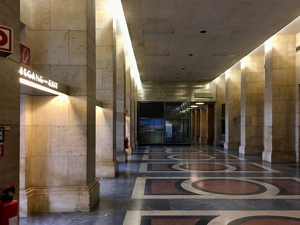 41 1024px-The_Kubrickian_interior_of_Tempelhof_03.jpg