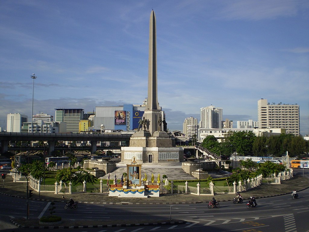 41 1024px-Victory_Monument,_Bangkok_(8121170240)_(2).jpg