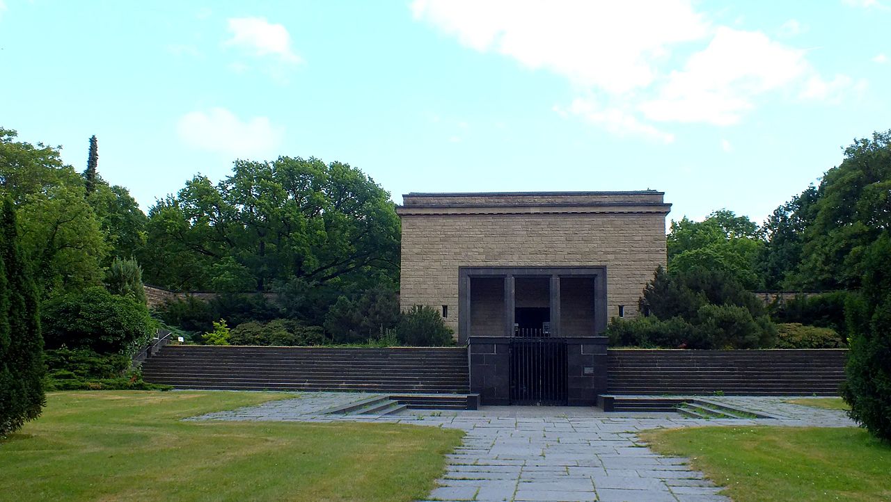 41 1280px-Friedhof-Lilienthalstraße-18.jpg
