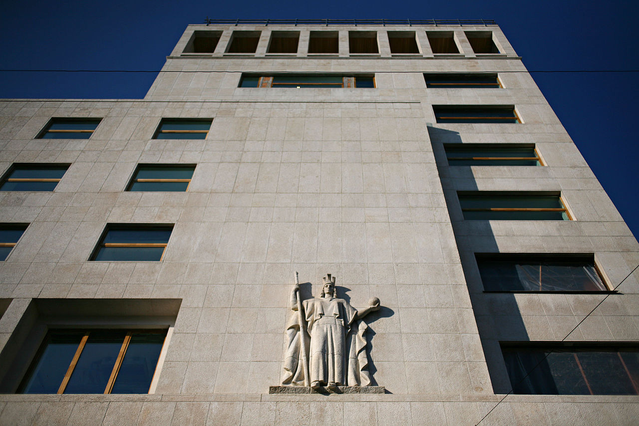 41Palazzo_del_Banco_di_Roma_(1939-1941)_arch._Scoccimarro,_Milano_Bassorilievo_di_Cibau.jpg