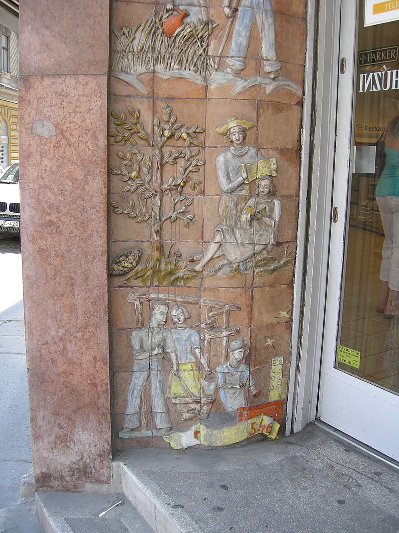 41Terracotta_relief_by_Margit_Kovács._-_Szent_István_Blvd_21,_BudapestDSCN3495.jpg