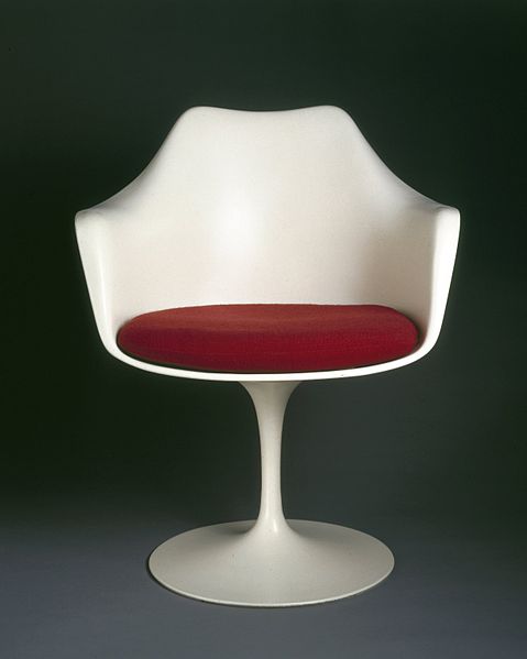 479px-Eero_Saarinen,_-Pedestal-_Armchair_and_Seat_Cushion,_Designed_1956.jpg