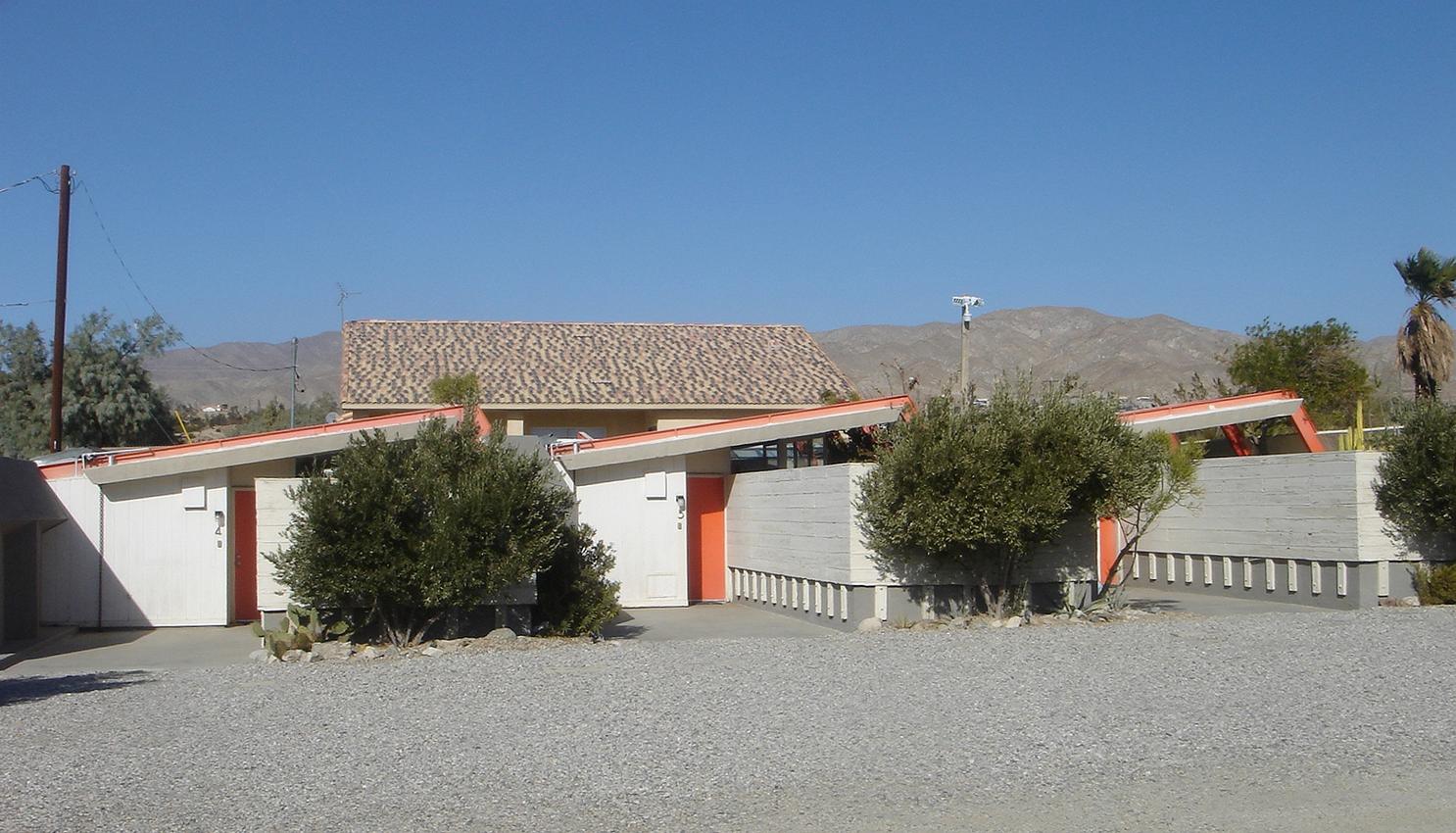 47Desert_Hot_Springs_Motel_01.jpg